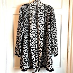 🤩🤩 Beautiful Black and White Sweater/Coat 😍😍